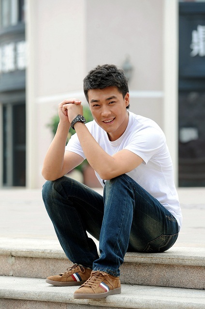 组图:《贤妻》厦门热拍 乔大韦微笑温暖_高清图集_新浪网