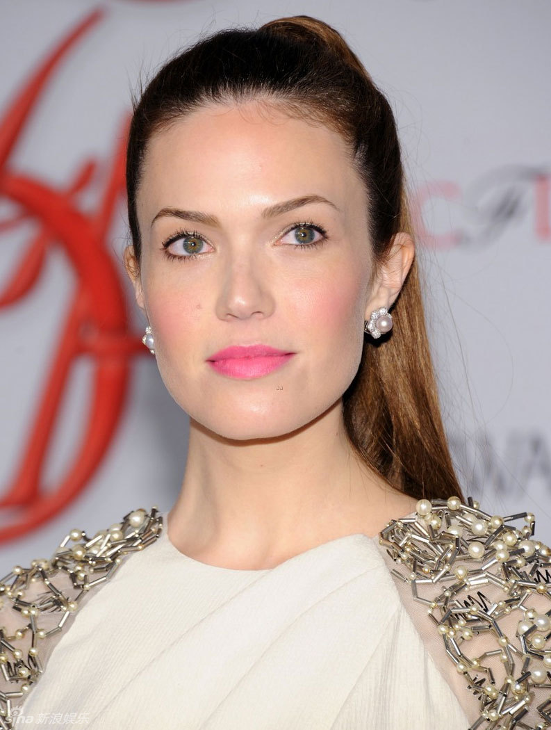 组图:曼迪-摩尔白色长裙端庄亮相_高清图集_新浪网