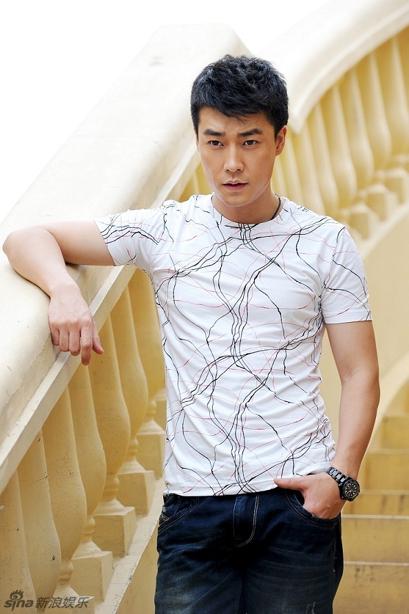 组图:《贤妻》厦门热拍 乔大韦笑容温暖_高清图集_新浪网