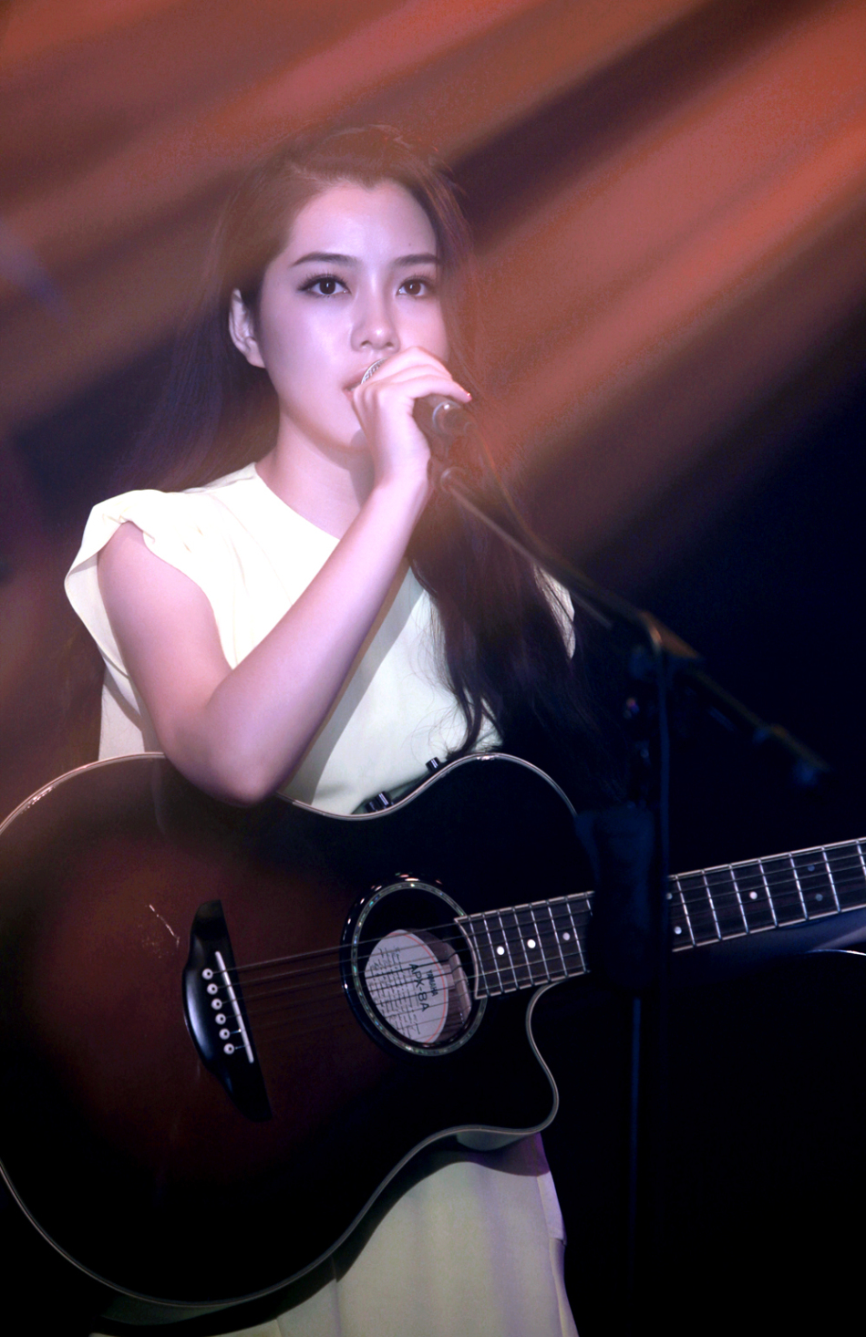 日前,歌手朱婧参与cctv5《豪门盛宴》节目录制,用空灵唱腔为欧洲杯