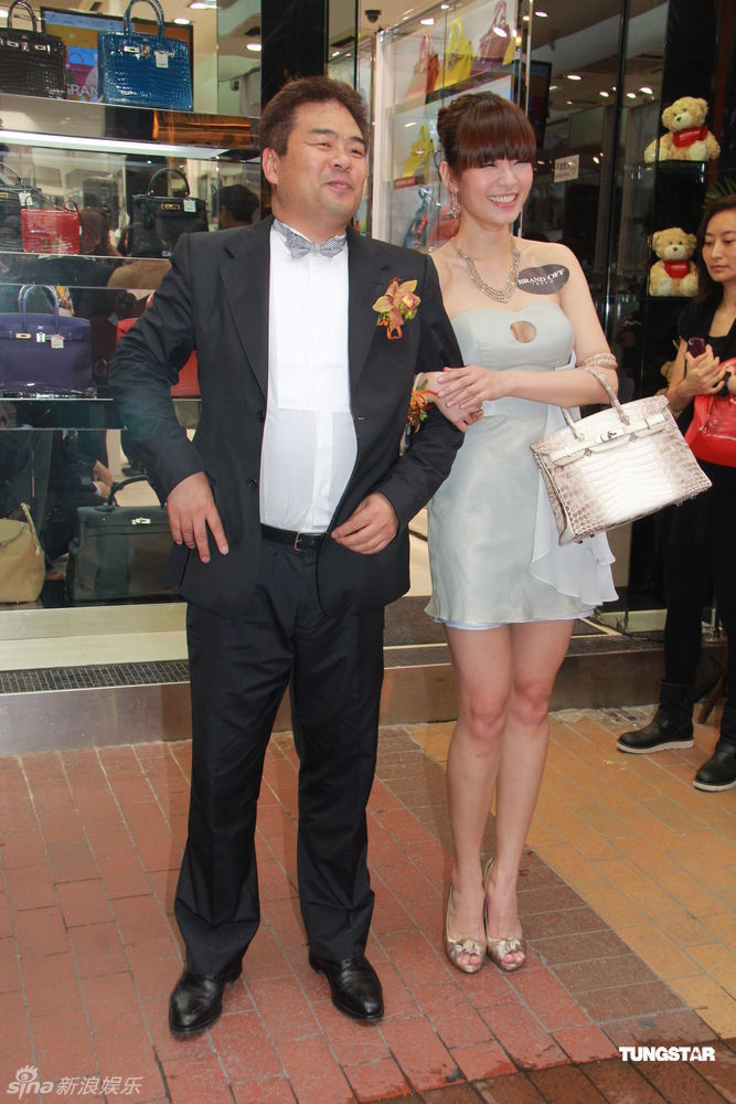 吕慧仪做代言秀甜蜜 老公送首饰价值连城