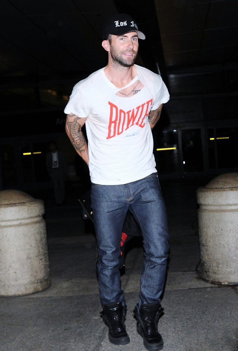 新浪娱乐讯 当地时间6月8日,魔力红乐团主唱亚当-李维现身洛杉矶国际