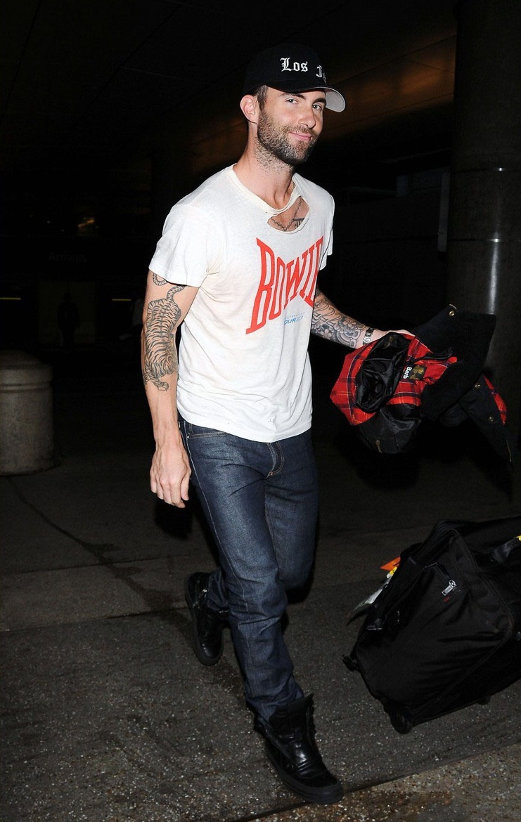 新浪娱乐讯 当地时间6月8日,魔力红乐团主唱亚当-李维现身洛杉矶国际