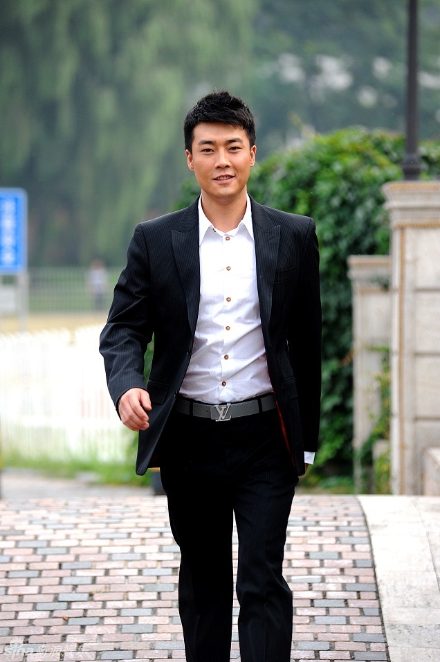 组图:乔大韦写真演绎知性职场男人_高清图集_新浪网