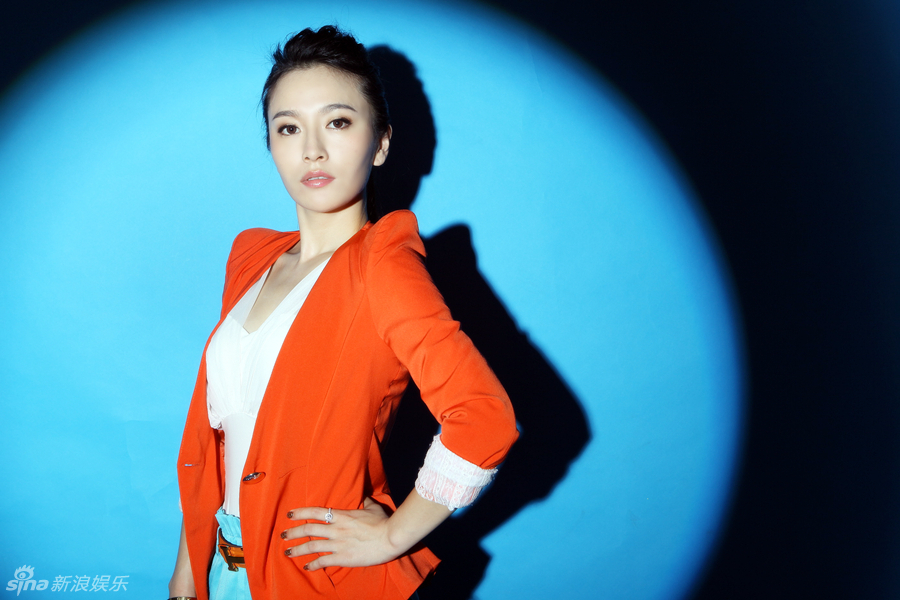 姚懿纯撞色大片巧配清新时尚