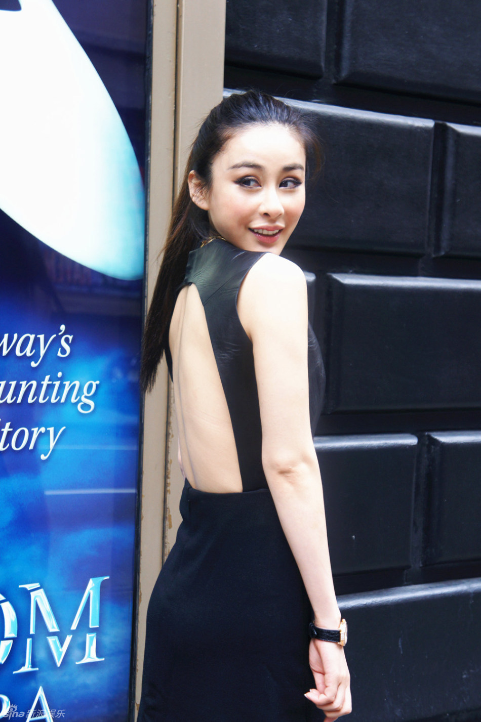 周扬纽约街拍皮质短裙蛮腰小露