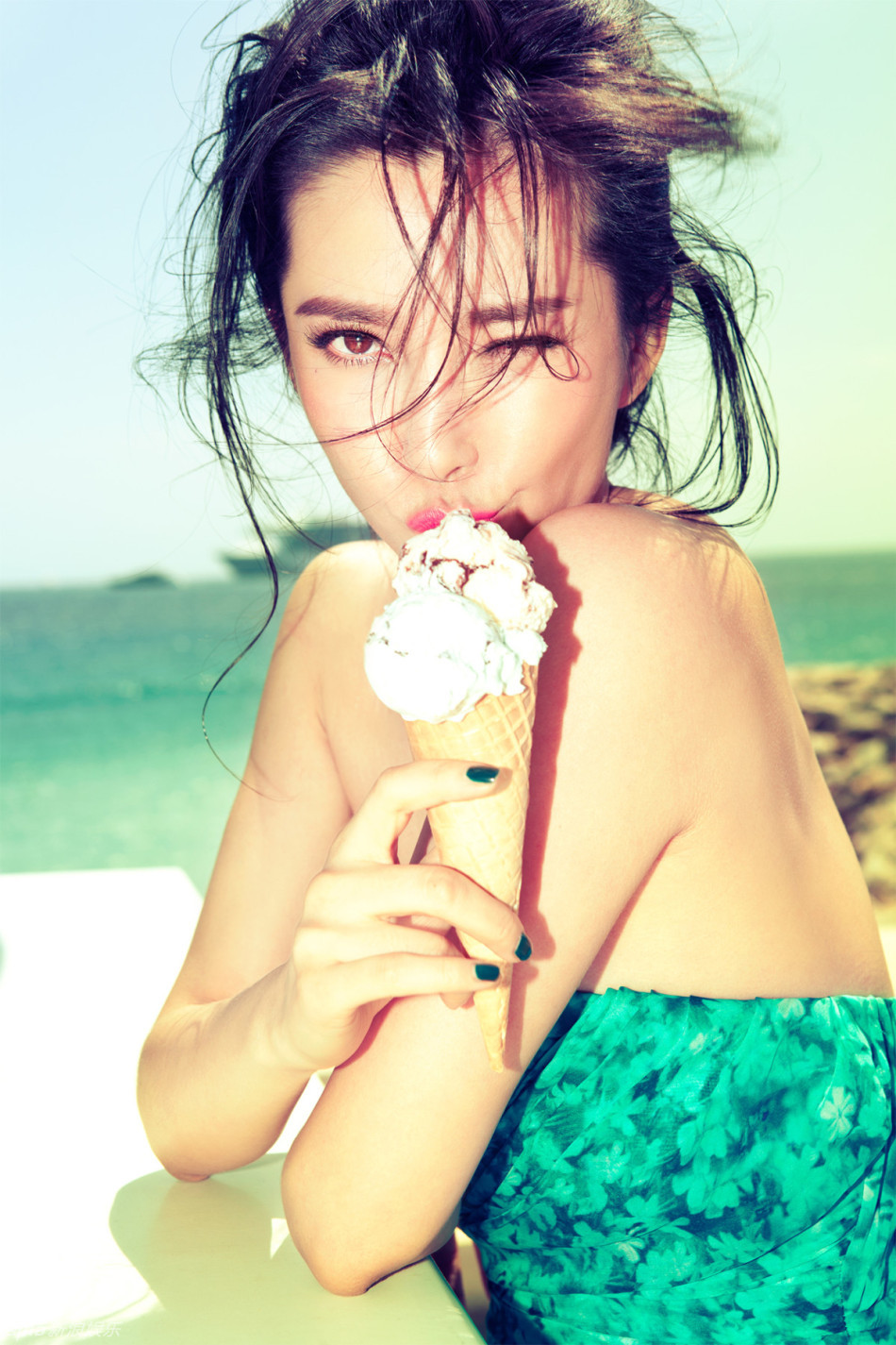 李冰冰俏皮登杂志封面