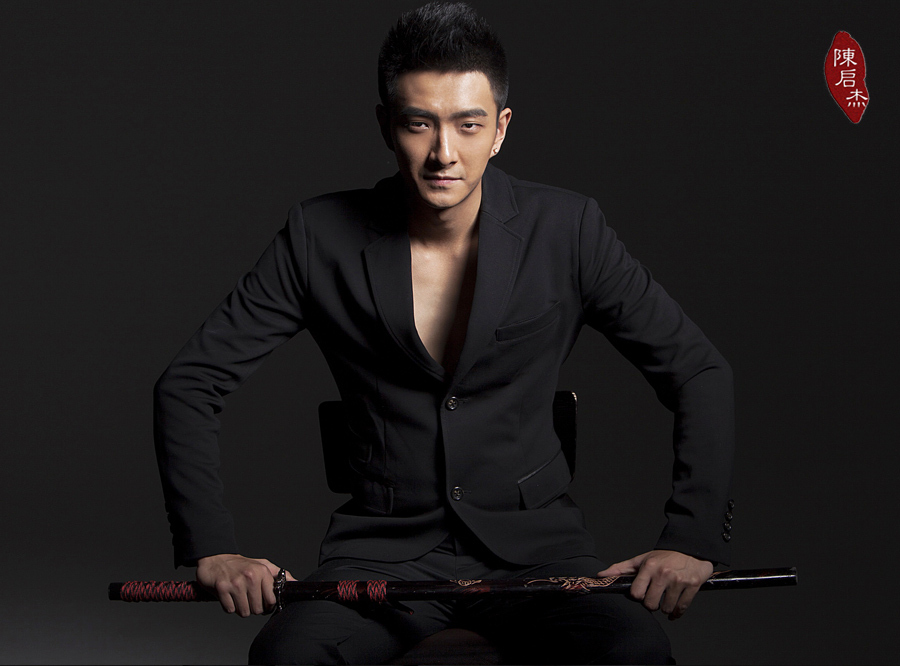 陈启杰拍写真显硬朗本色