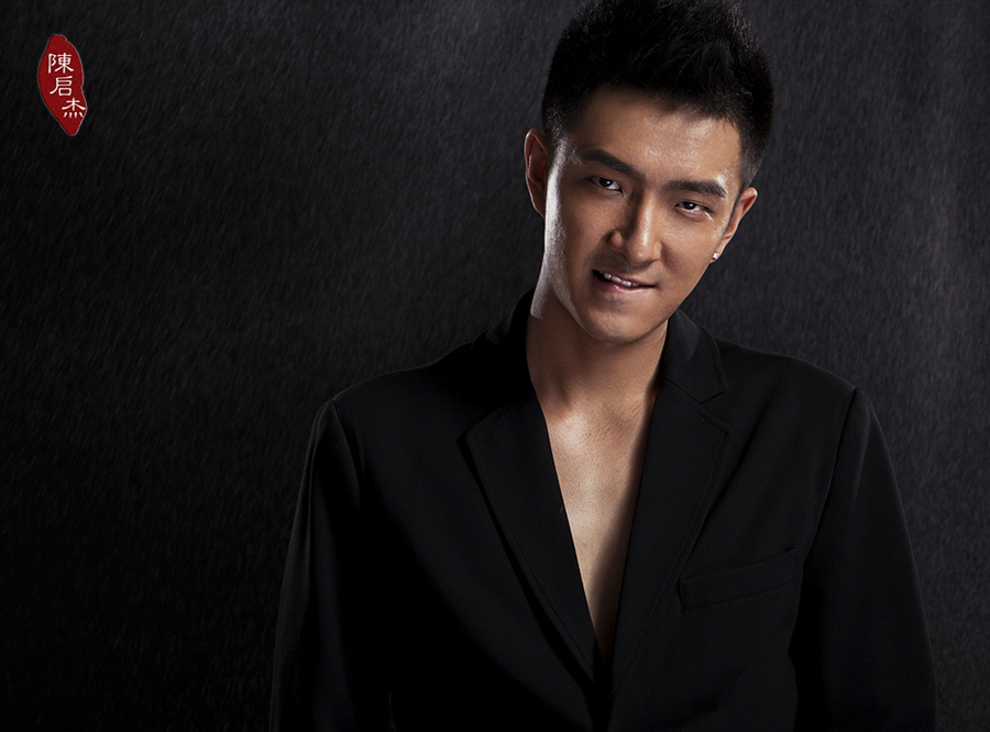 陈启杰拍写真显硬朗本色