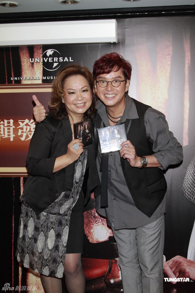 组图:谭咏麟赠杜丽莎女校长美誉_高清图集_新浪网