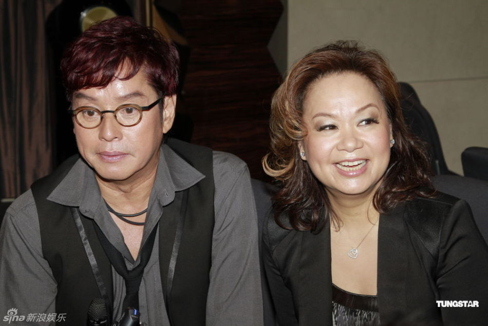 组图:谭咏麟赠杜丽莎女校长美誉_高清图集_新浪网