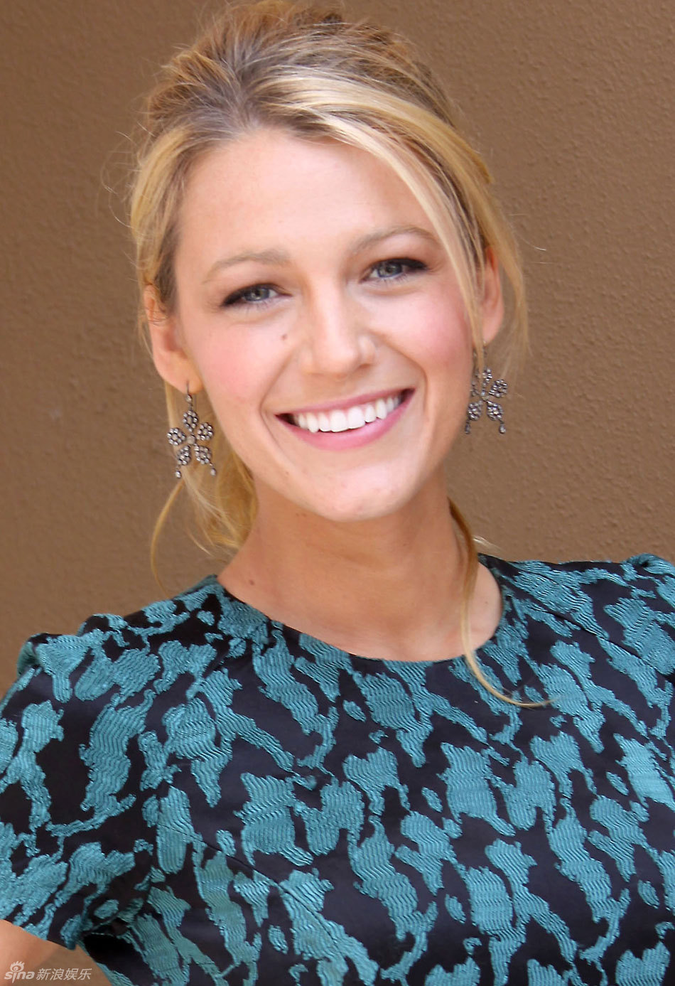 组图:布莱克-莱弗利蓝色印花短裙亮相_高清图集_新浪网