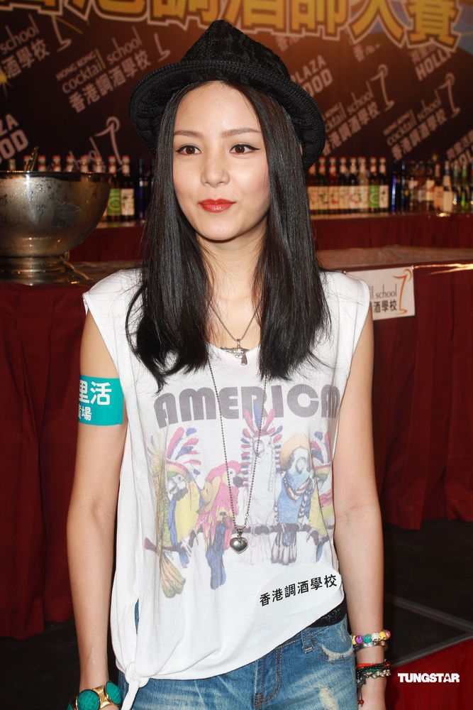 冼色丽性感调酒