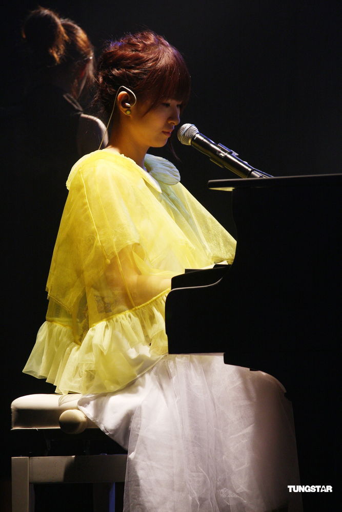 新浪娱乐讯 人气创作歌手阿福(邓福如)为演唱会彩排.