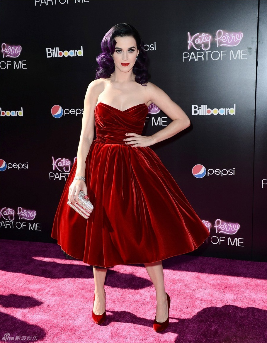 凯蒂-佩瑞红裙hold住《部分的我》首映礼