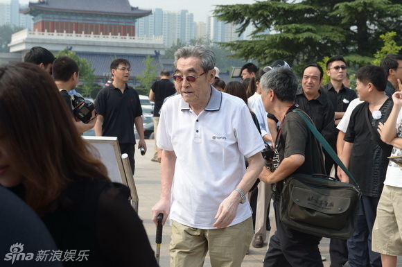 新浪娱乐讯 7月4日在八宝山,蓝天野,葛优,姜昆,唐国强,冯远征等明星