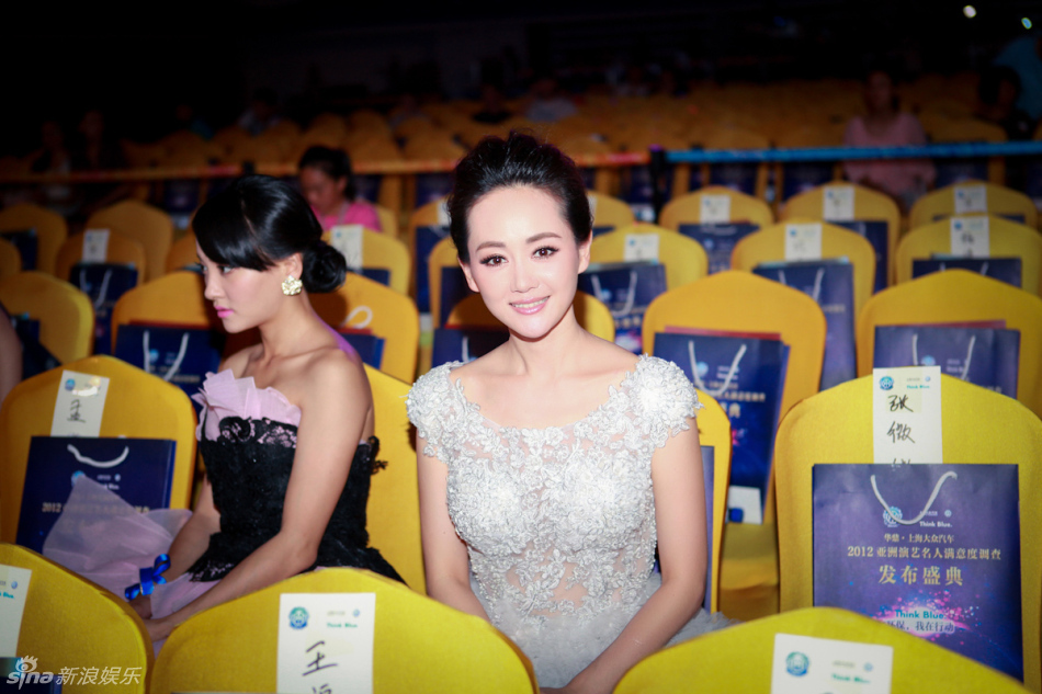 组图:张定涵亮相华鼎红毯 白裙曳地优雅飘逸_高清图集_新浪网