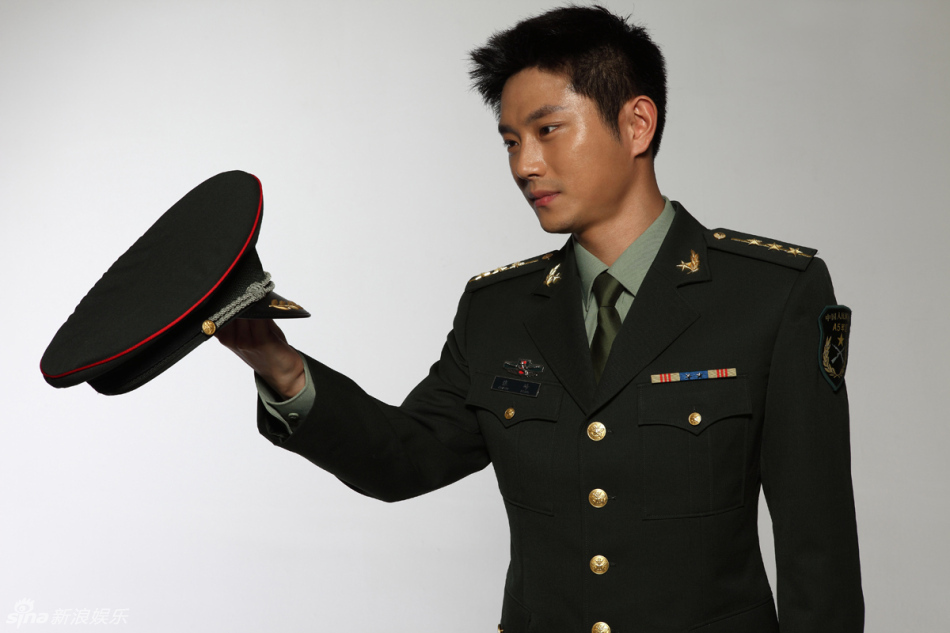 组图:马克全新阳刚写真 展现军人风范_高清图集_新浪网