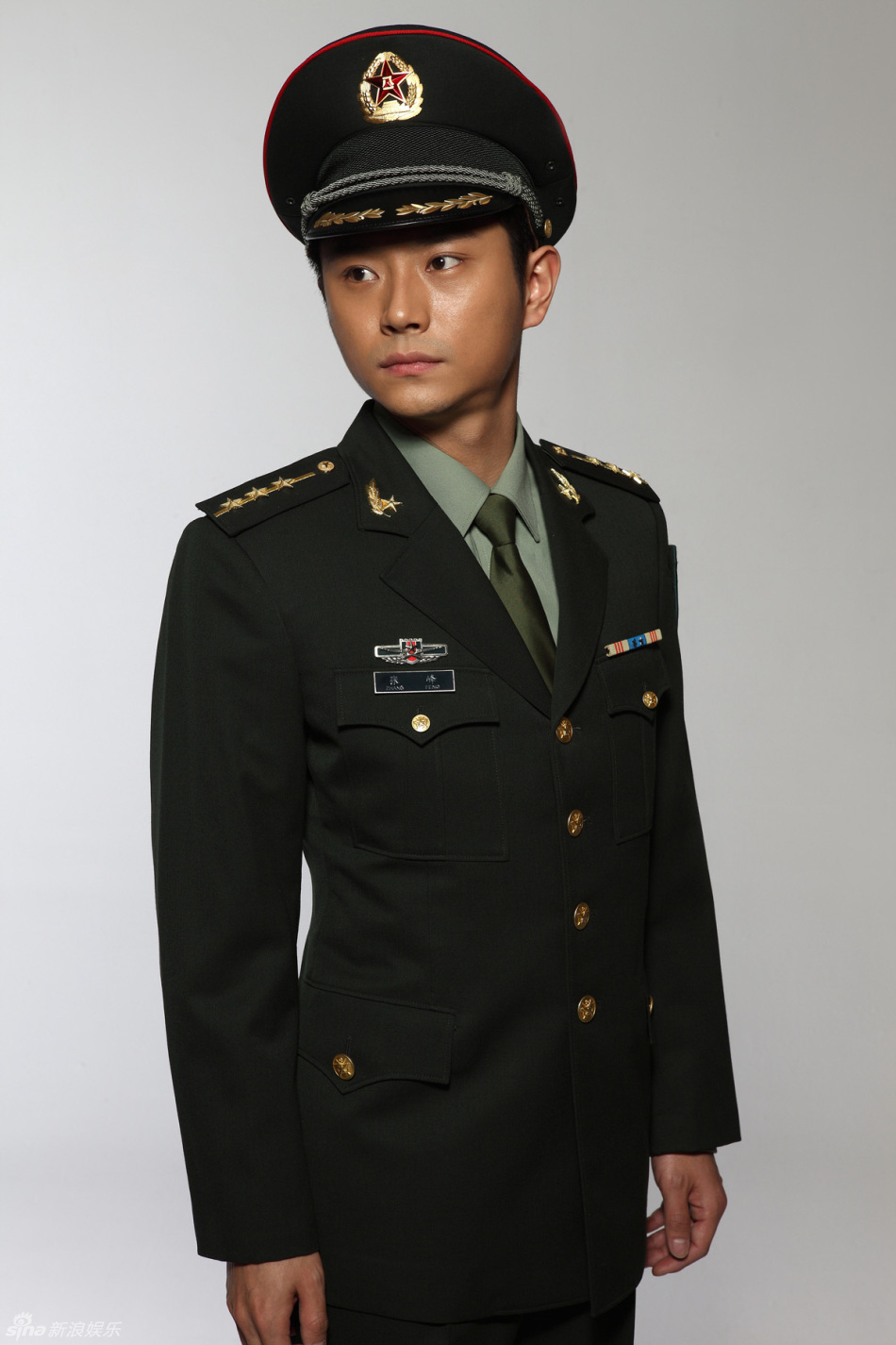 组图:马克全新阳刚写真 展现军人风范_高清图集_新浪网