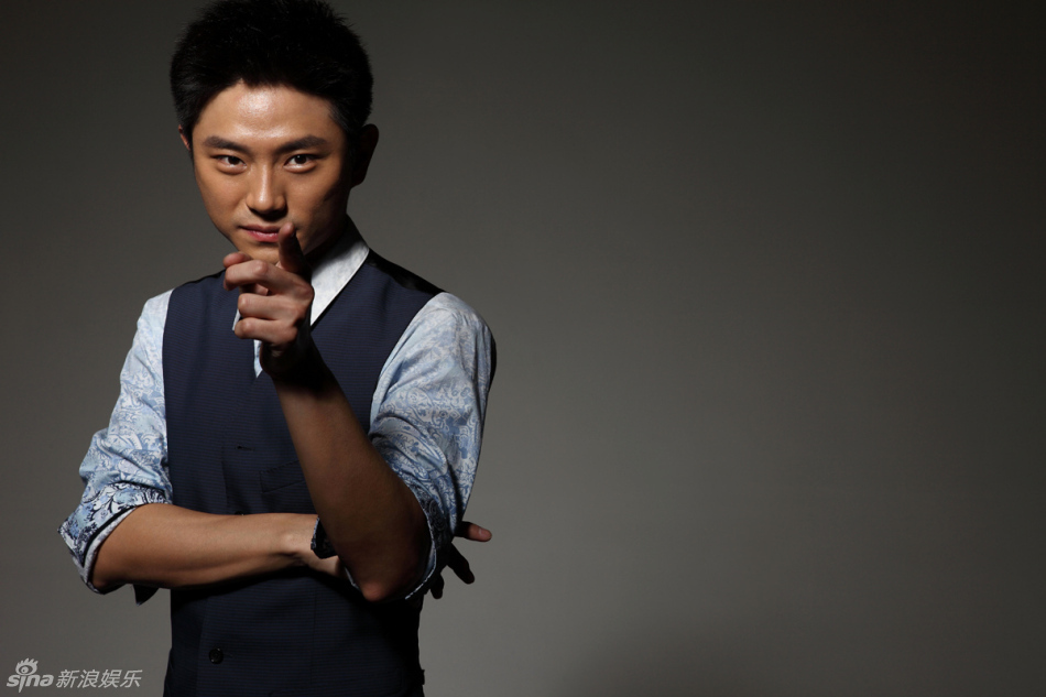 组图:马克全新阳刚写真 展现军人风范_高清图集_新浪网