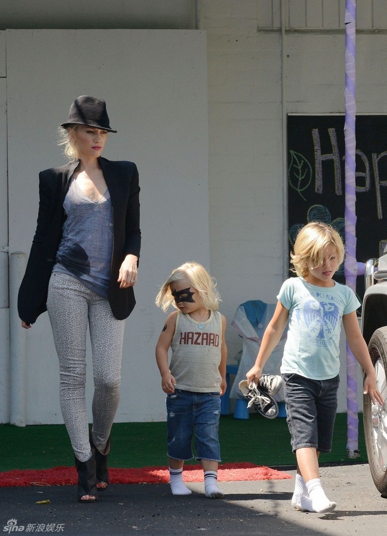 下页 自动播放 下载原图 新浪娱乐讯 近日,型妈歌手格温-斯蒂芬妮带着