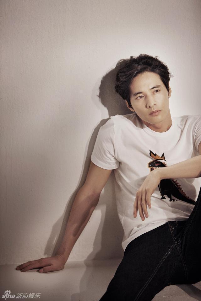 组图:元斌小岛写真随意悠游 发型复古秀胸肌0组图:毕福剑搂于文华表演