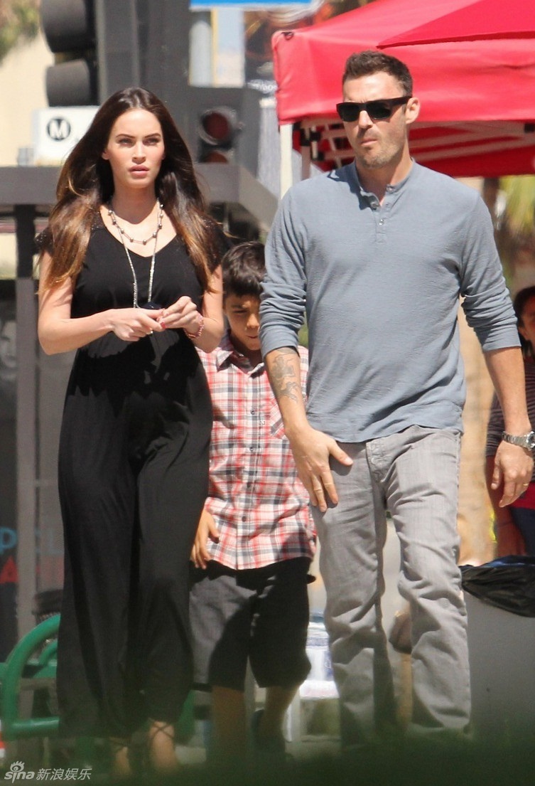 梅根-福克斯与老公布莱恩-奥斯汀-格林及他的十岁儿子kassius一起逛街
