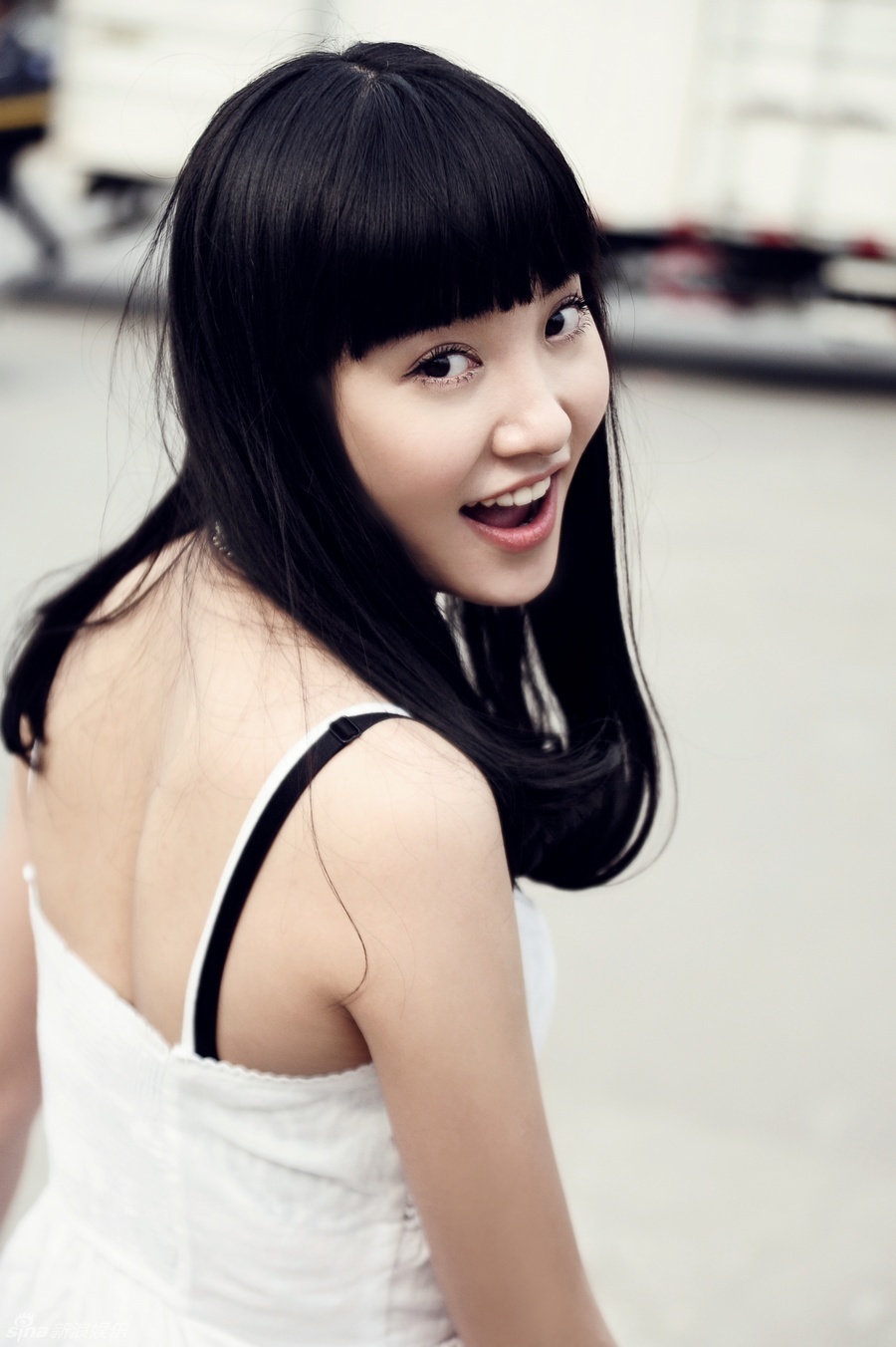 新浪娱乐讯 近日,内地女星周楚楚推出最新夏日复古写真,一袭红裙展现