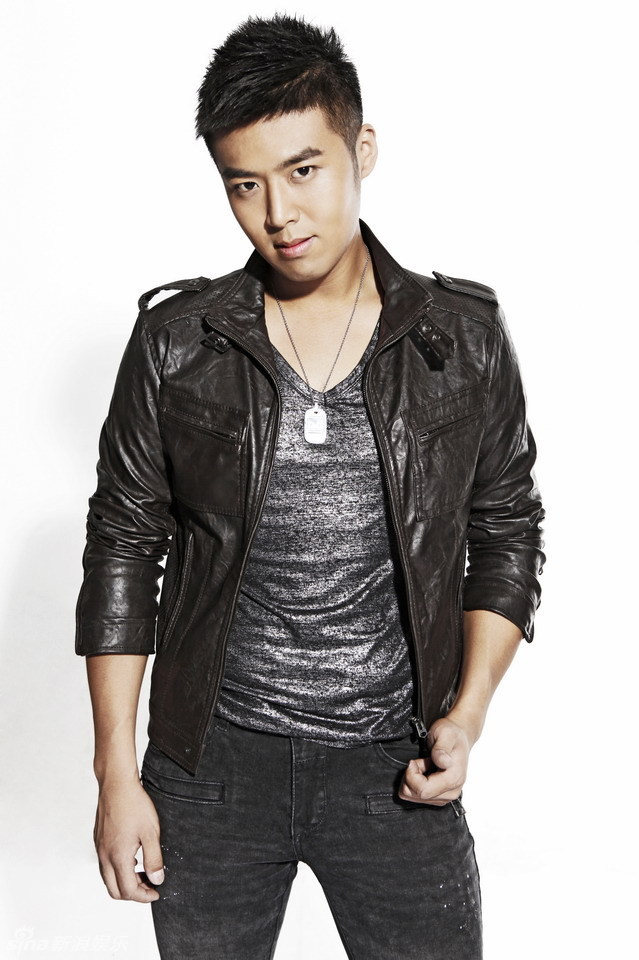 组图:王今铎新写真出炉 深邃眼神硬朗帅气_高清图集_新浪网