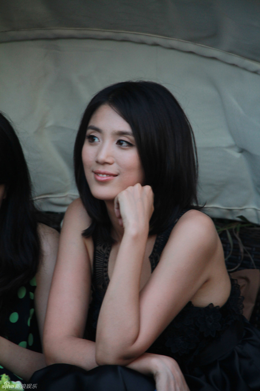 组图:王碧琪助阵时装秀 黑色蕾丝小礼服秀性感_高清图集_新浪网
