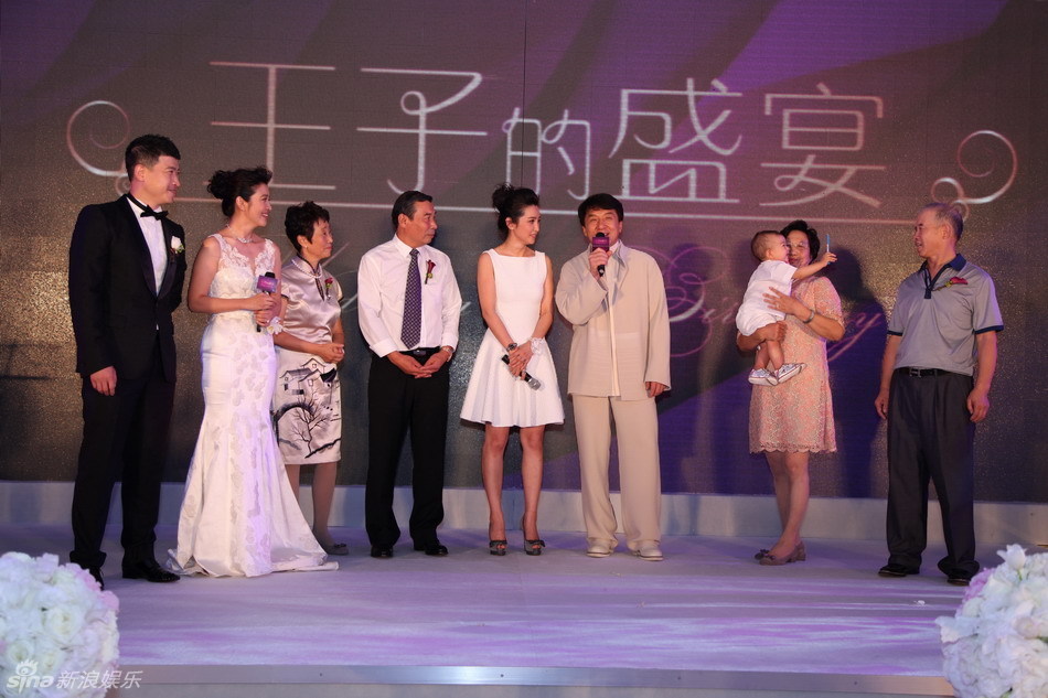 高清图:李冰冰嫁妹妹白裙当伴娘 小侄子可爱俏皮_高清图集_新浪网