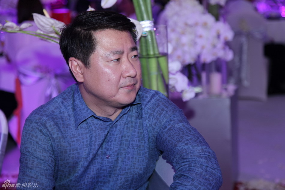 25 / 27 新浪娱乐讯 7月23日晚,李冰冰妹妹李雪和老公的结婚仪式暨