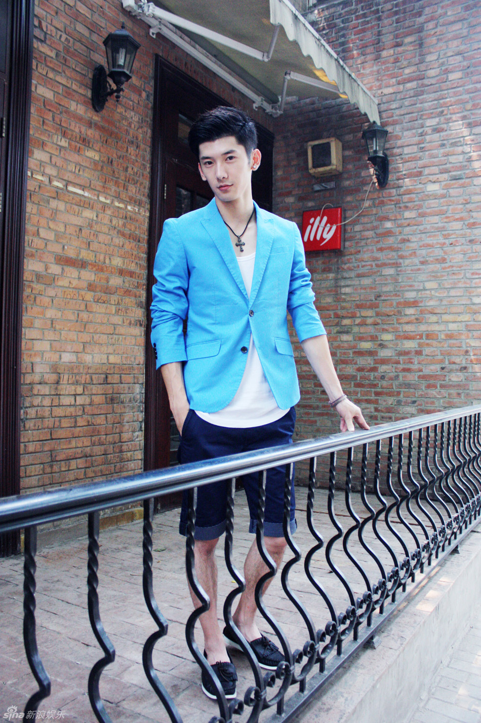 新浪娱乐讯 刘芮麟街拍look,蓝色休闲外套搭短裤.