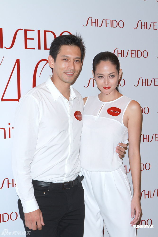 新浪娱乐讯 梁汉文与太太林文慧,庄思敏,温碧霞等出席派对.