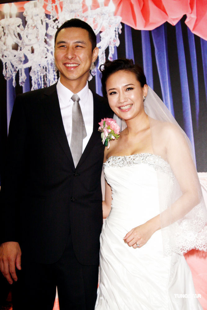 组图:何妤玟补请婚宴穿百万婚纱 婚后不急做人_高清图集_新浪网