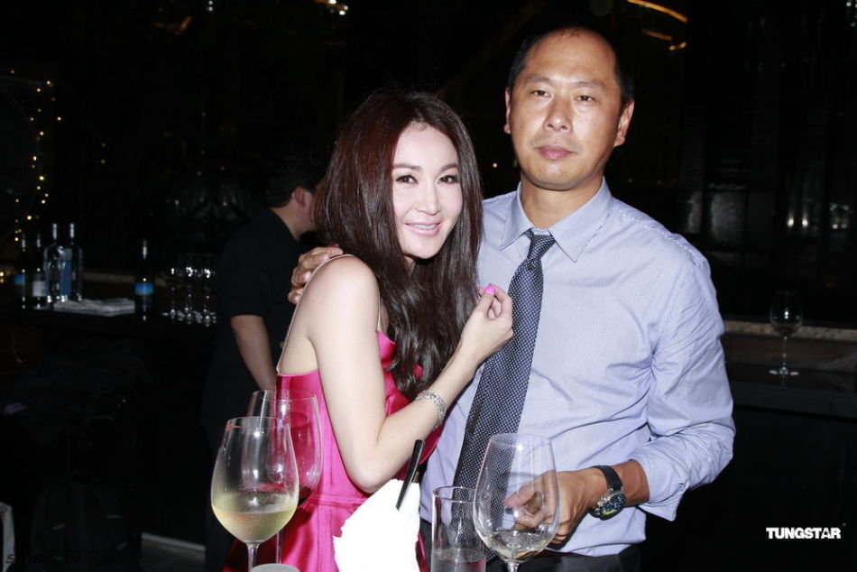 组图:温碧霞庆生与老公接吻秀甜蜜_高清图集_新浪网