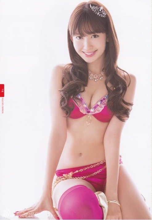 穿内衣下海_美女只穿内衣