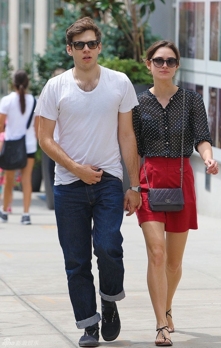 组图:凯拉-奈特莉与男友甜蜜逛街 透视装惹眼