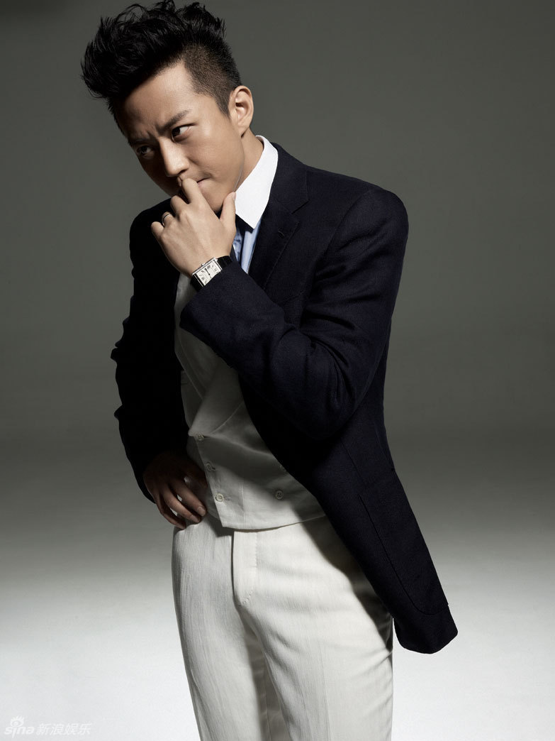 新浪娱乐讯 邓超近期登上某杂志封面,从《四大名捕》里走出来的他,从