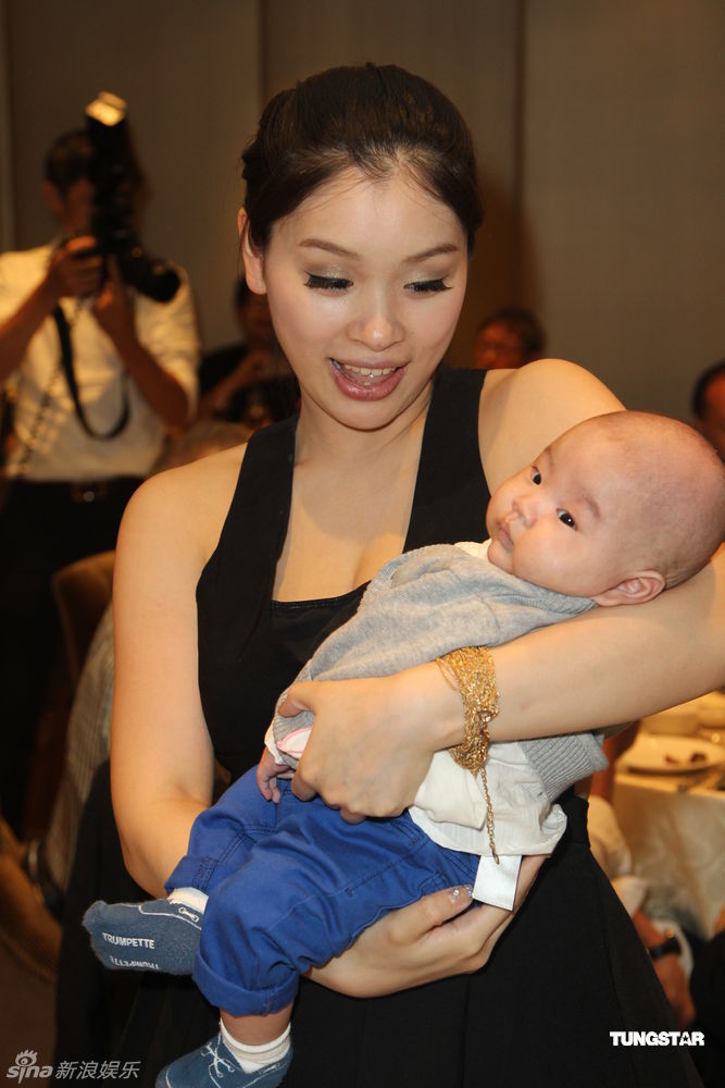 组图:康康夫妻摆儿子满月酒 高凌风贺喜反遭吐槽_高清图集_新浪网