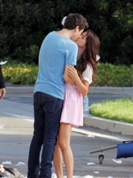 组图:比伯女友赛琳娜新片吻戏曝光_高清图集_新浪网