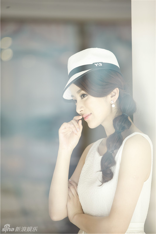 刘庭羽白色连衣裙清新