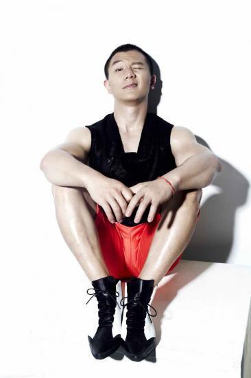 吊环王陈一冰秀肌肉展自信笑容