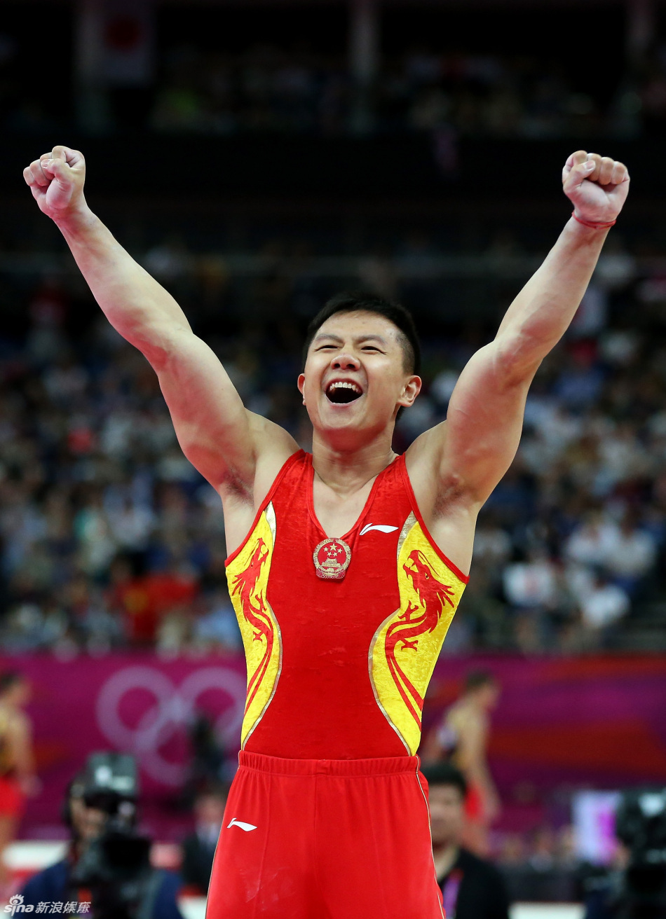 吊环王陈一冰秀肌肉展自信笑容