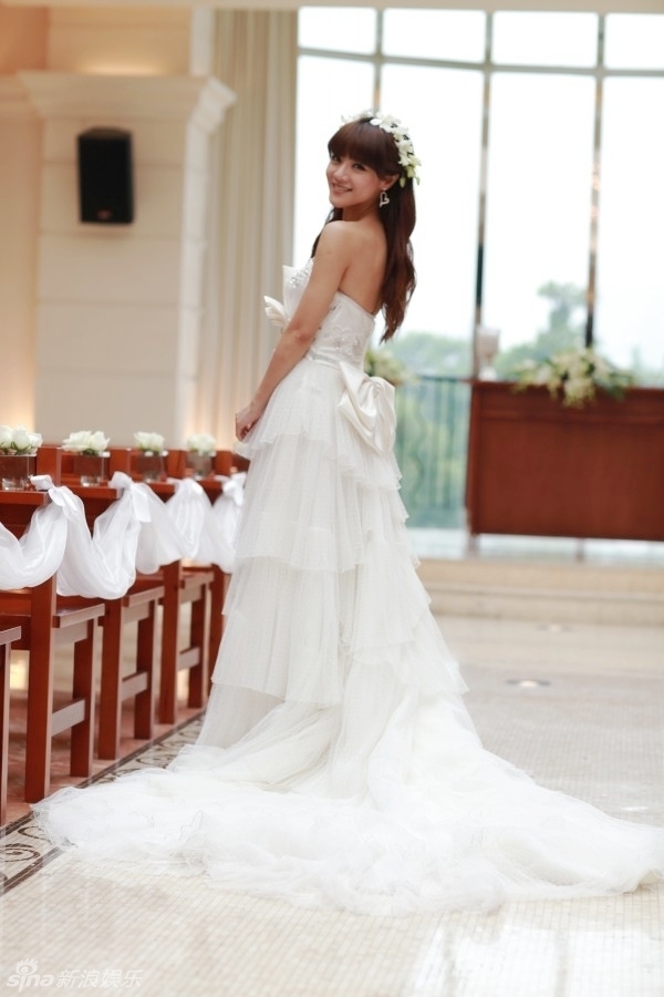 1 / 7 新浪娱乐讯《爱情公寓3》首轮收官,结尾时唐悠悠扮演者邓家佳