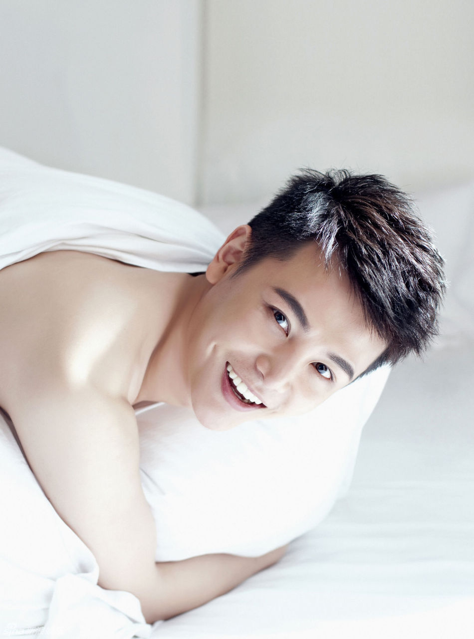 组图:荧屏年下男孙坚裸背萌照慵懒惬意_高清图集_新浪网