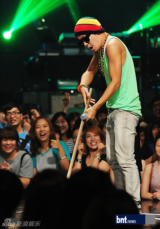 新浪娱乐讯 18日,韩国歌手double k,bobby kim,buga kingz,skull&haha