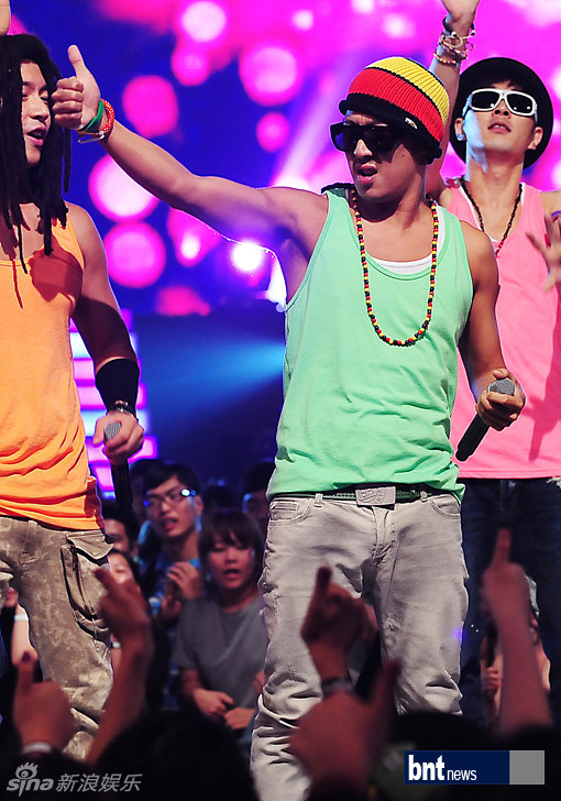 新浪娱乐讯 18日,韩国歌手double k,bobby kim,buga kingz,skull&haha