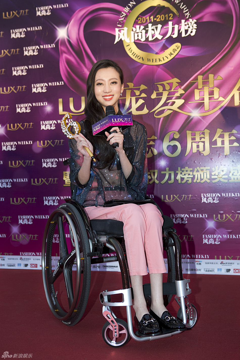 组图:舞蹈家刘岩红唇亮相宠爱革命_高清图集_新浪网