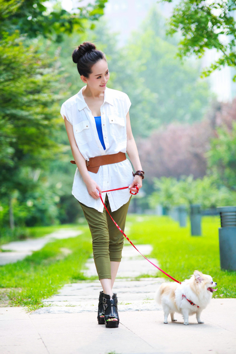 组图:张定涵夏日清凉街拍 携萌宠悠然惬意_高清图集_新浪网
